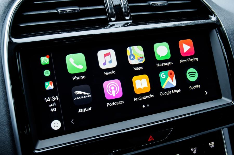 Детали интерьера Jaguar XE P300 R-Dynamic 2019 года  (WW) (фото 47 из 51)